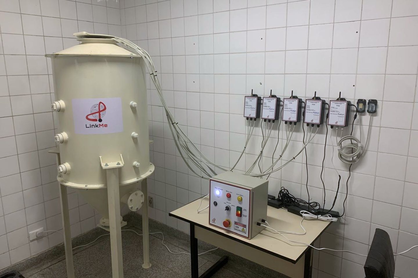 Protótipo de silo instrumentado no laboratório da LinkMe no Instituto de Física da USP